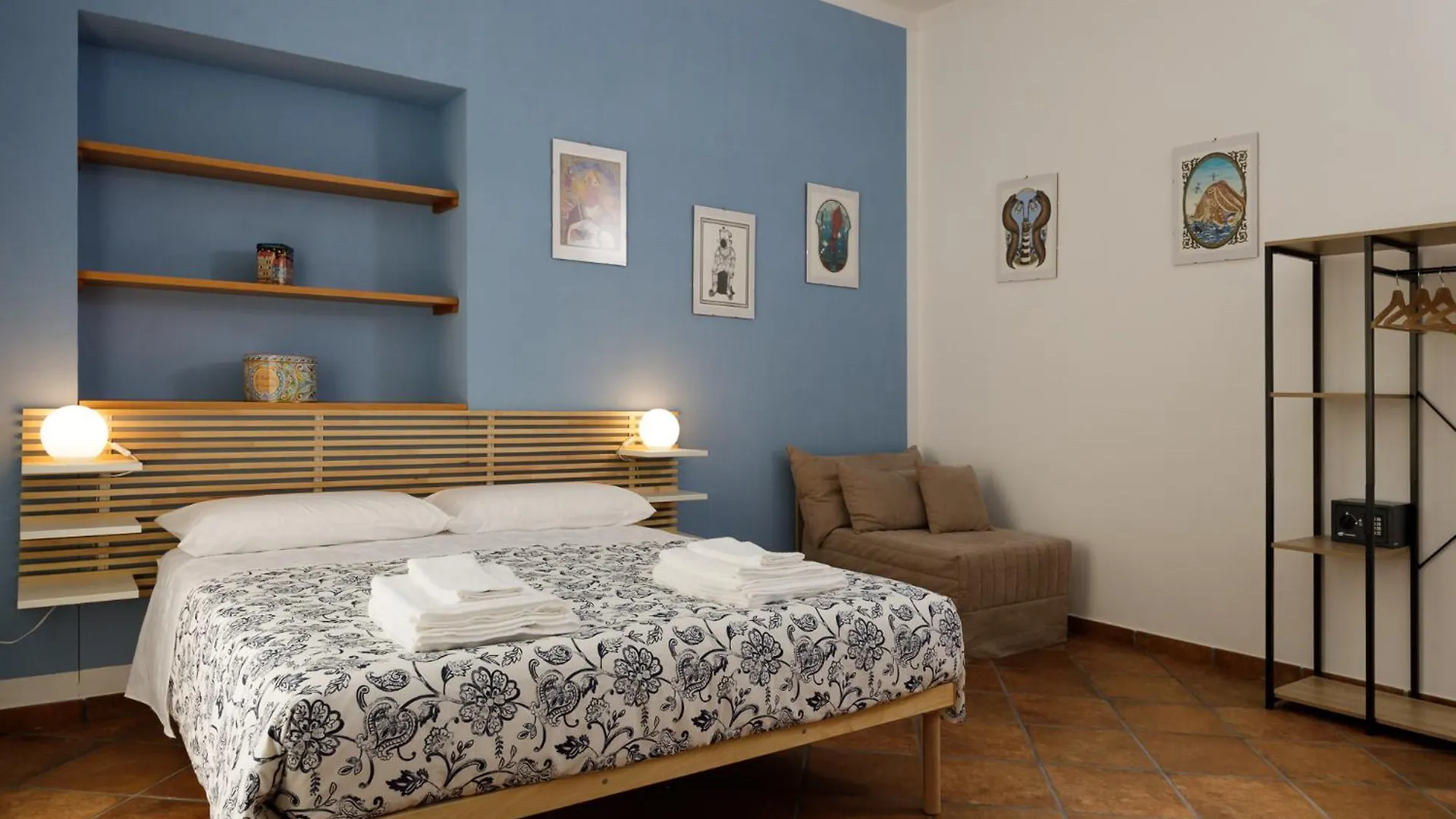 Frankie Sweet Home Naples